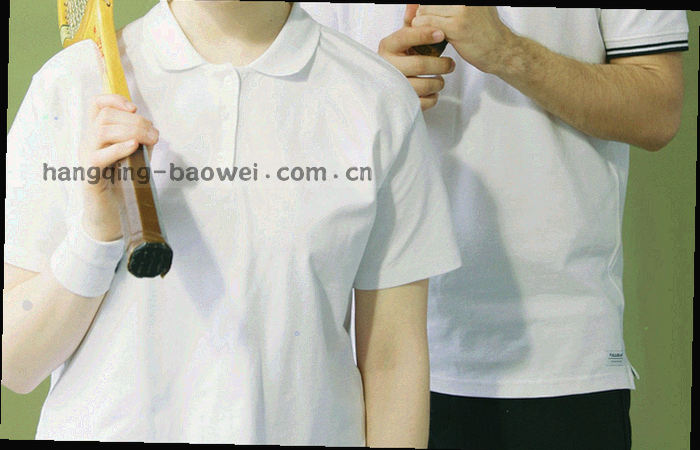 团队成员围在屏幕前分析比赛数据